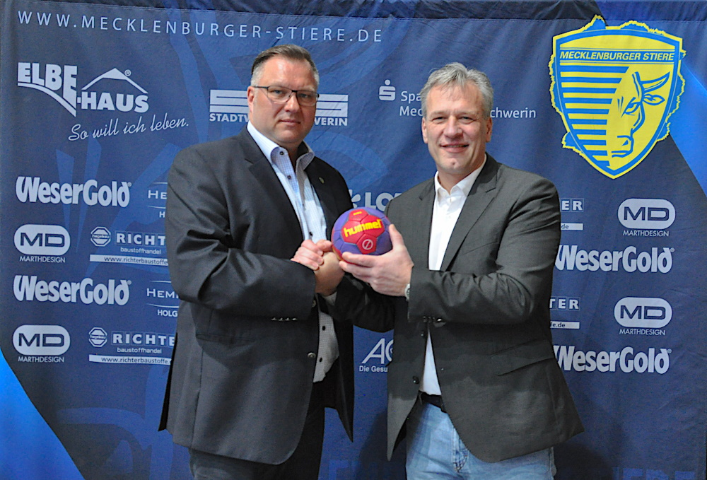Stiere-Geschäftsführer Axel Schulz (r.), reicht den Ball an seinen Nachfolger Patrick Bischoff weiter. Foto: Barbara Arndt