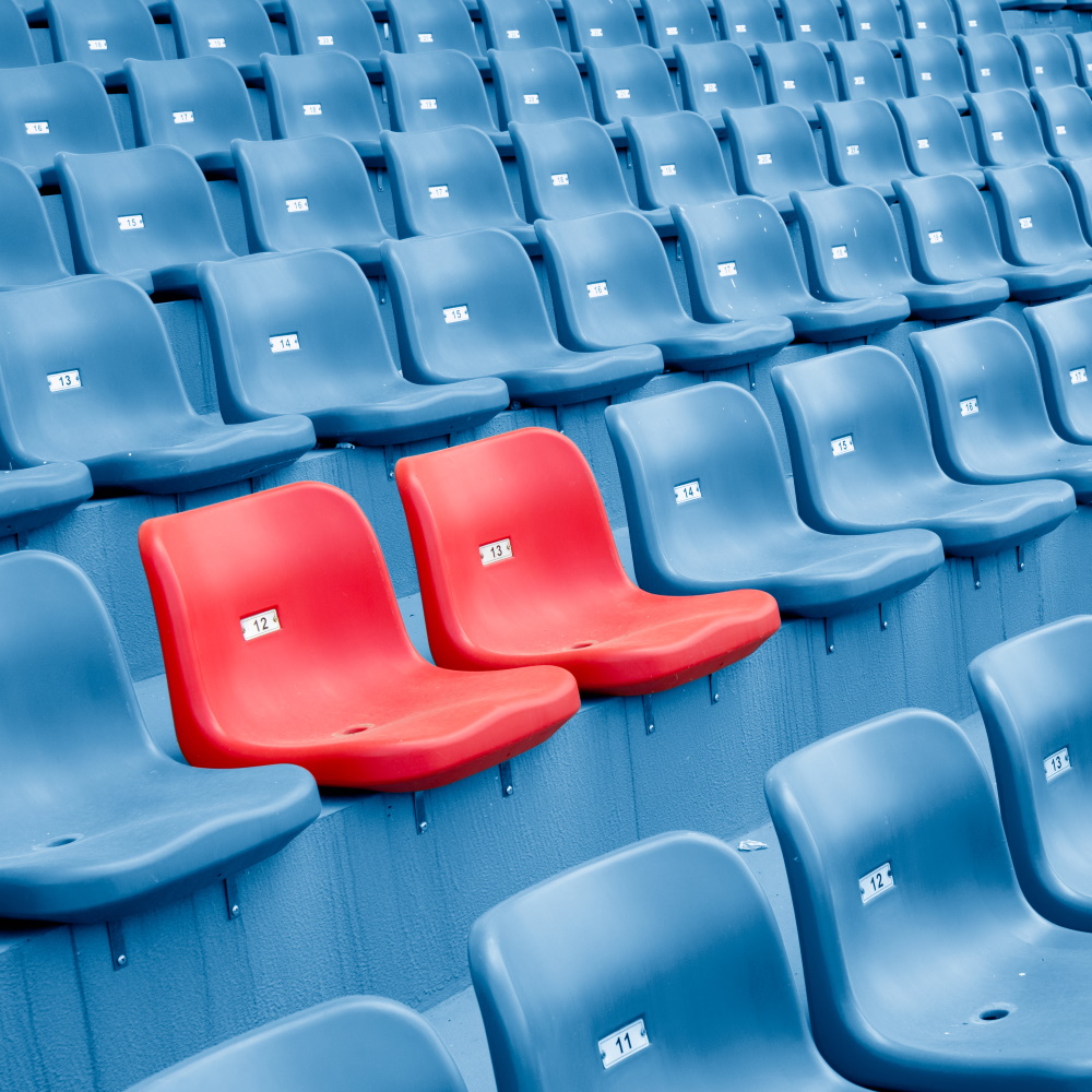Leere Stuhlreihen im Stadion