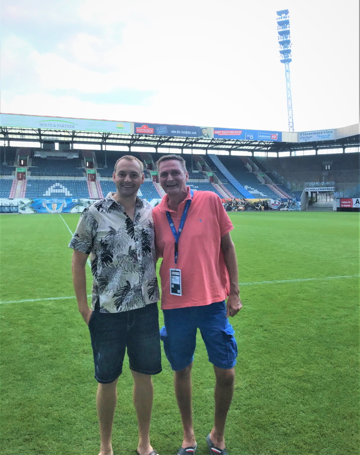 Der Vorsitzende des Landesschiedsrichterausschusses, Torsten Koop (re.), gratulierte Steffen Hösel zu einer tollen Karriere und wünschte ihm persönlich alles Gute. Foto: VSA LFV MV