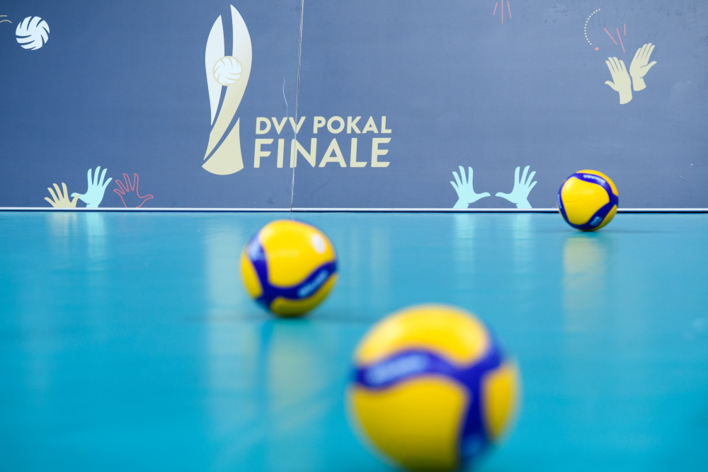DVV-Pokal - Volleybälle auf dem Spiefeld