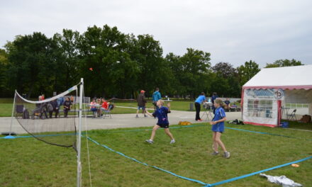 Federball mit Schlosspanorama – AirBadminton-Event rockte