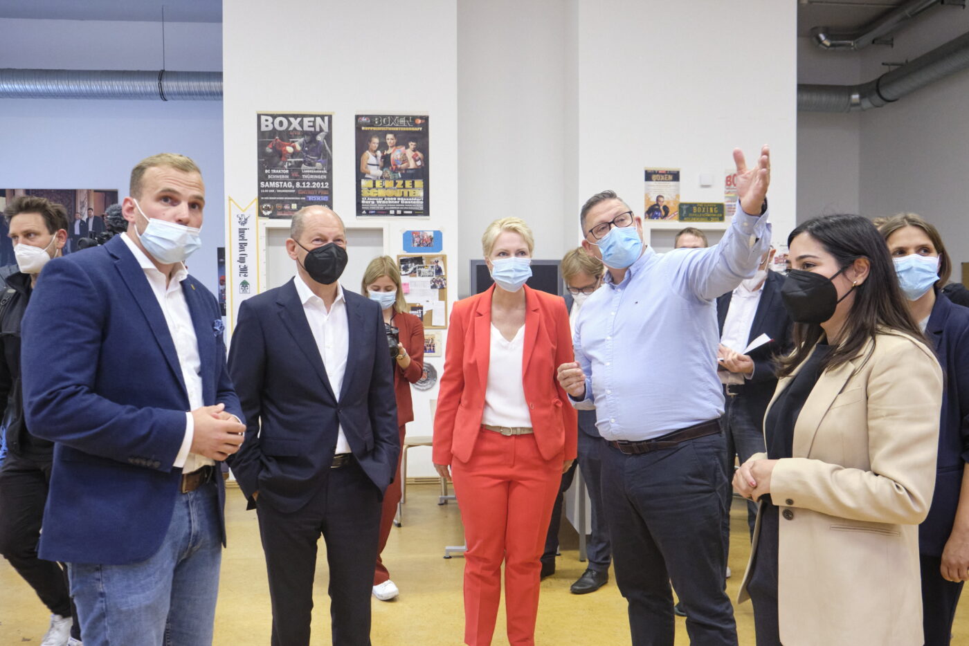 Zu Besuch am Bundesstützpunkt: Paul Döring, Olaf Scholz, Manuela Schwesig, Frank Kleinsorg, Reem Alabali-Radovan