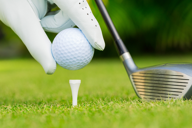 Golfspieler mit Golfball und Golfschläger auf dem Golfplatz - Golfzubehör kaufen bei Golf-Angebote24.de