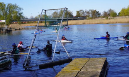 Studierende sammeln neue Kräfte beim Wassersport an der Warnow