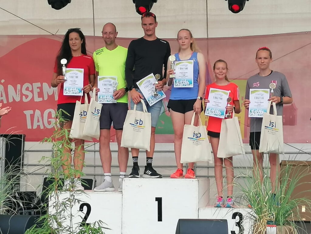Siegerehrung: Läufer:innen des Sportclub Laage beim Bützower Citylauf