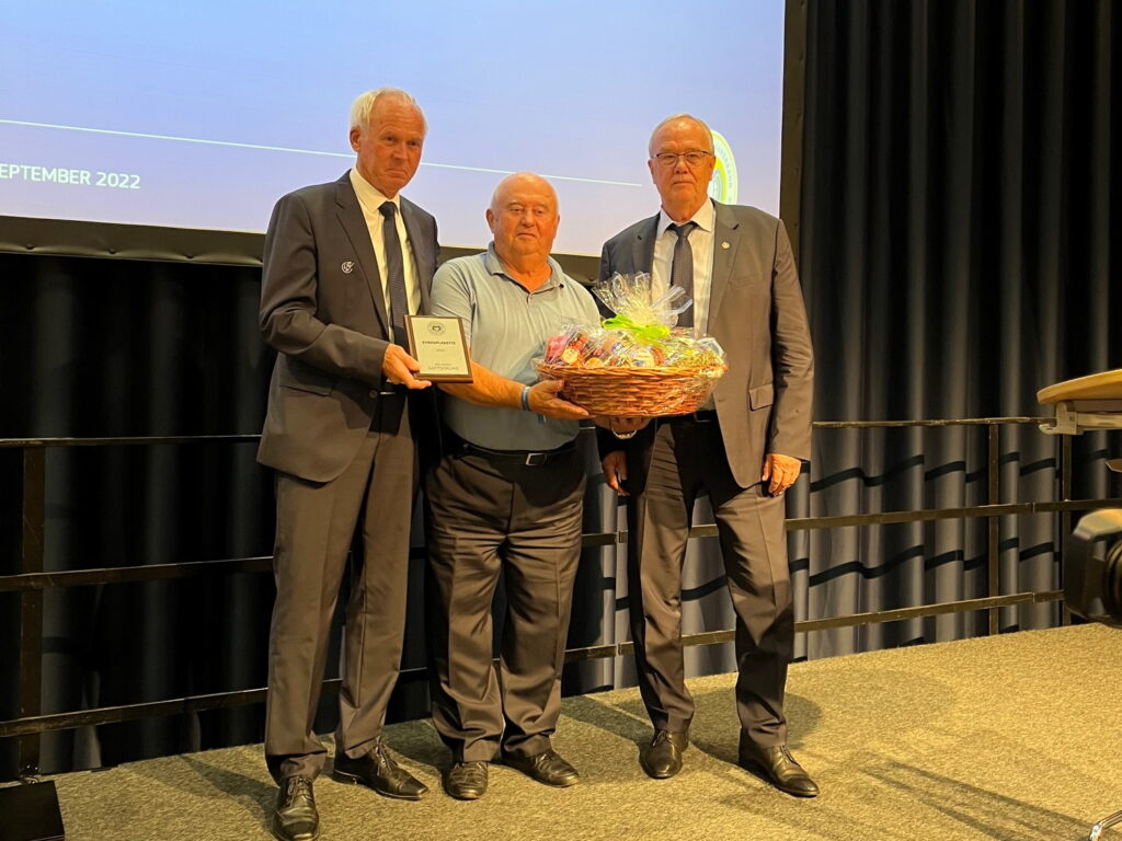 Auszeichnung für langjährigen Chef des Kreisfußballverbandes Westmecklenburg, Wolfgang Gottschling