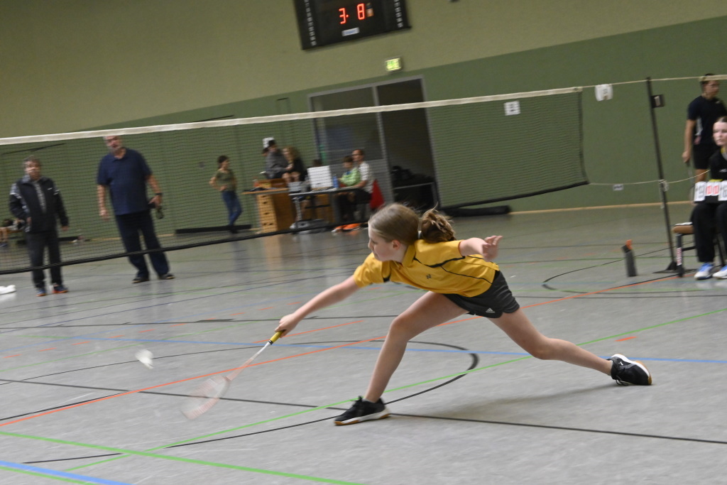 Schweriner Badmintonspielerin im tiefen Ausfallschritt