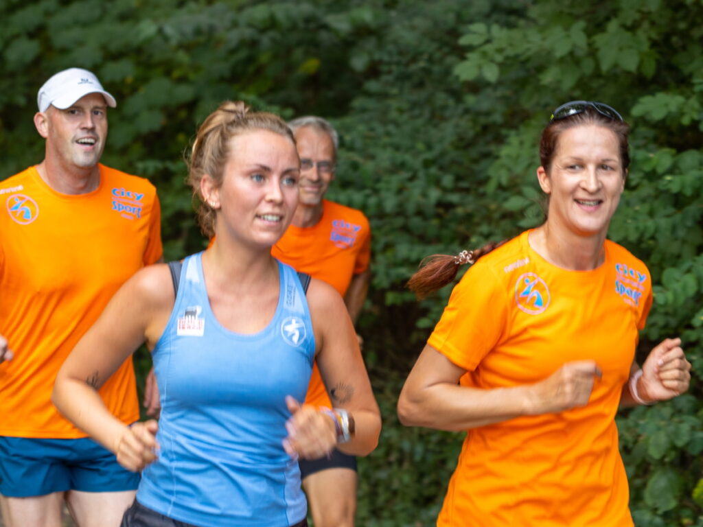 Läuferinnen des Sportclub Laage beim 6. Warener Herbstlauf – Rund um den Tiefwarensee und Melzer See