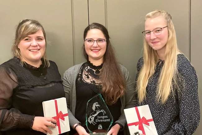dsj-Jugend-Ehrennadel für Henriette Dierkes und Johanna Jaensch