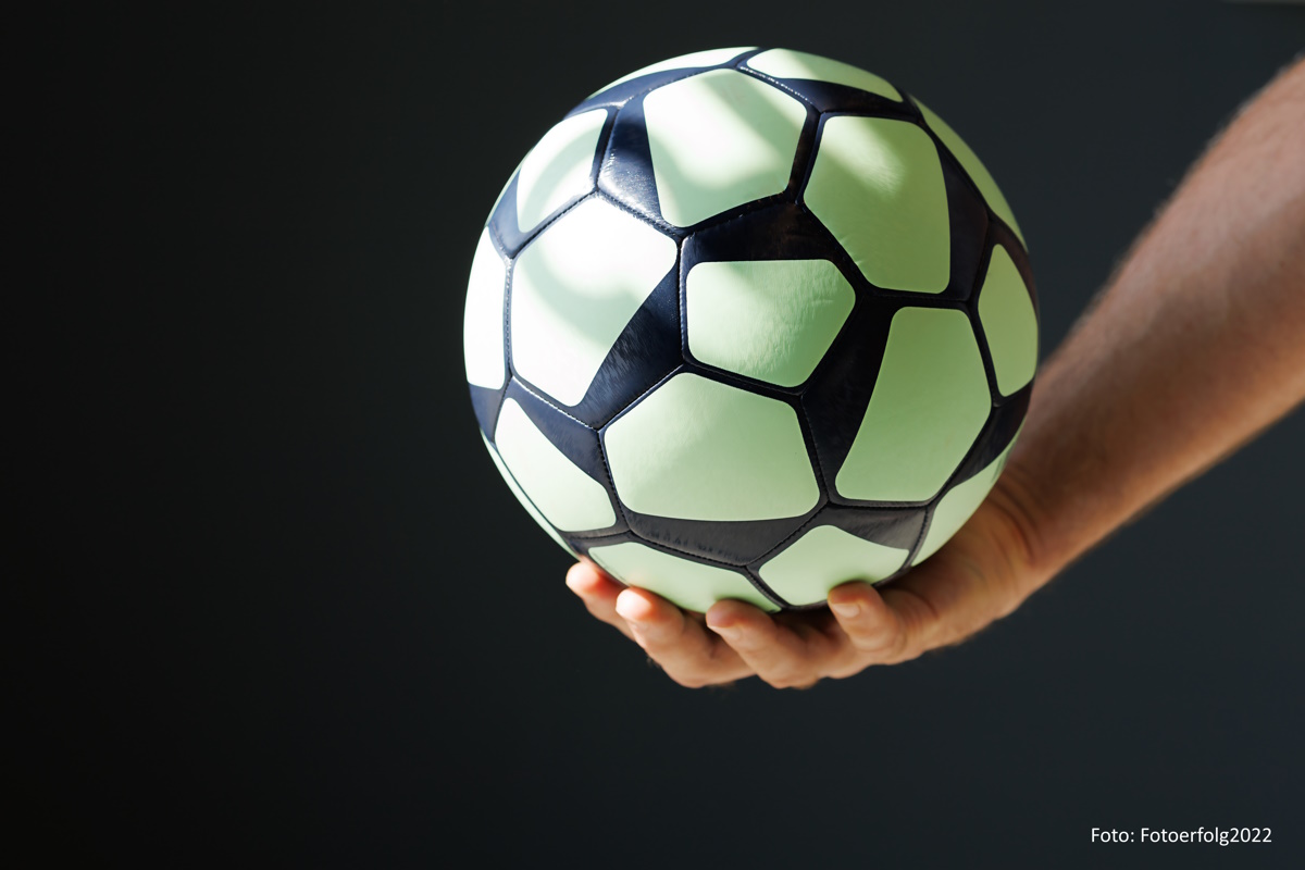 Handball vor schwarzem Hintergrund