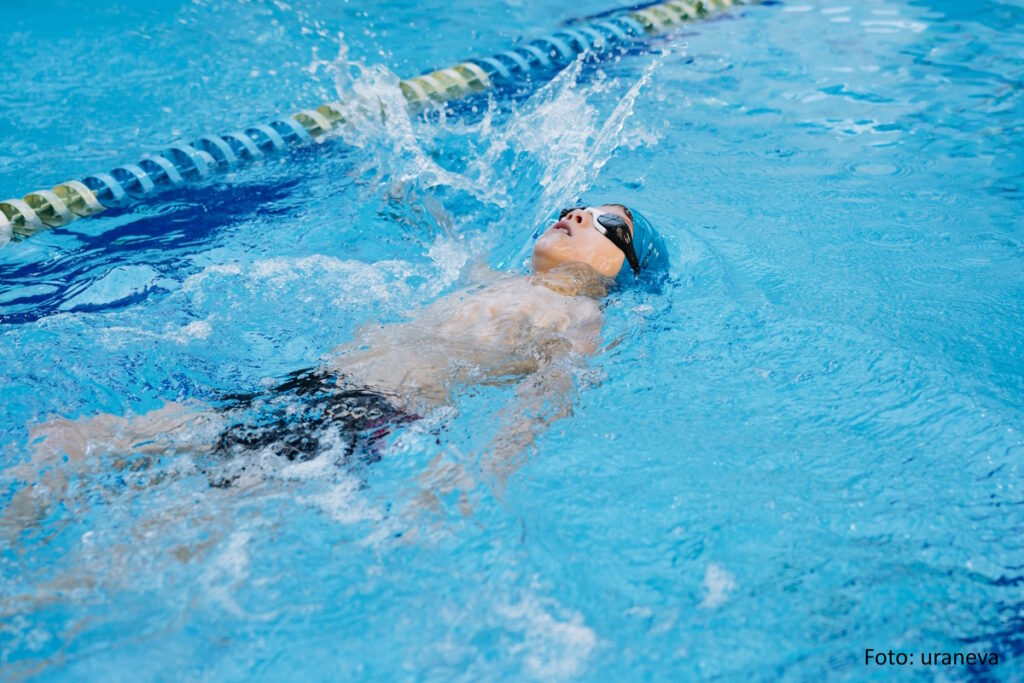 Nachwuchsschwimmer in der Disziplin Rücken