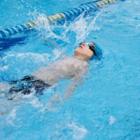 Nachwuchsschwimmer in der Disziplin Rücken