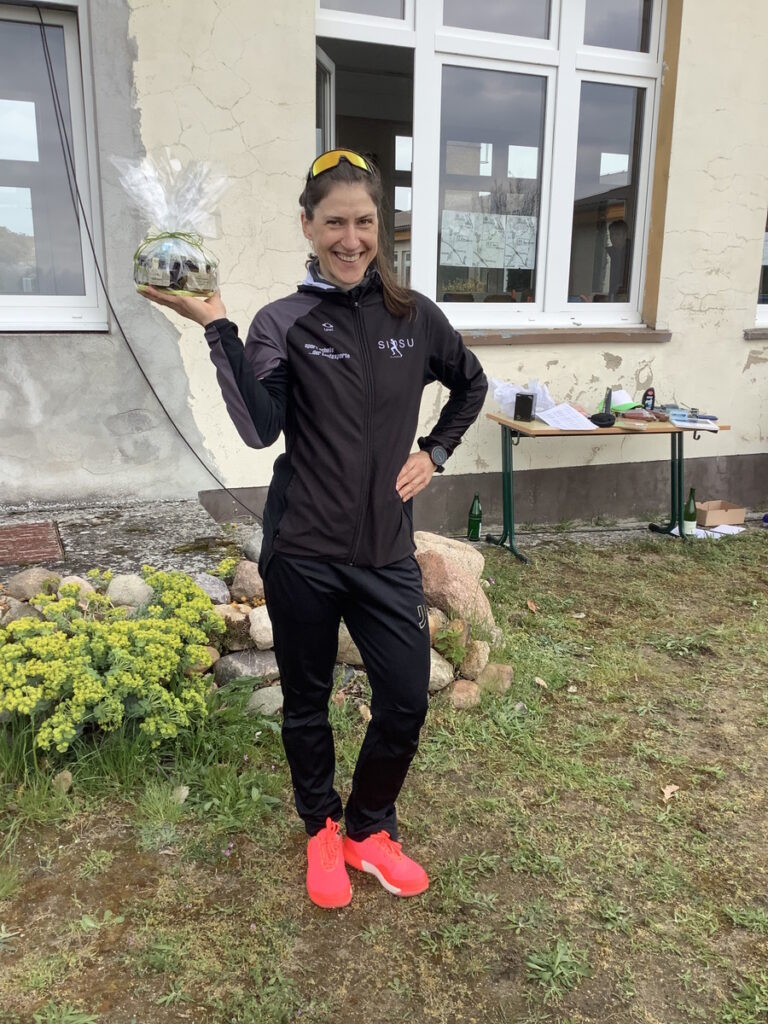 Läuferin Anja Wittwer mit Trophäe für ihren Gesamtsieg (Foto: Lothar Gajek)