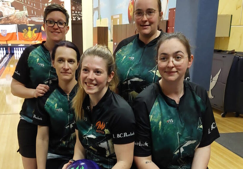 Damen-Bowlingmannschaft in schwarz-grünen Shirts