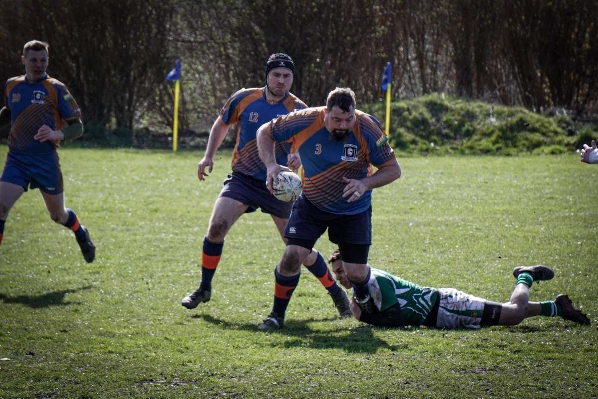 Rugbyspieler rennt mit Ball vorwärts