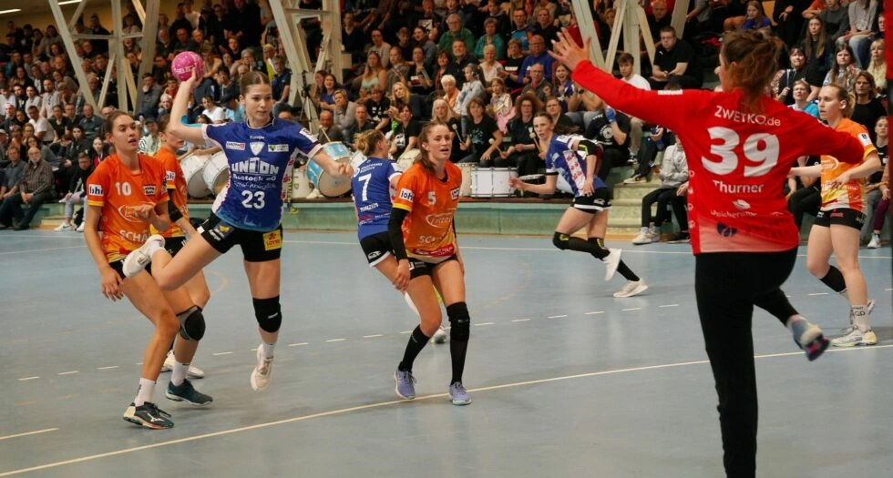 Rostocker Handballerin springt in den Torraum und setzt zum Wurf an
