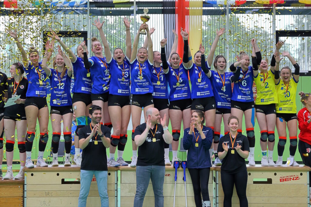 Die U20 Frauen des Schweriner SC feiern auf dem Siegertreppchen den Sieg bei der DM 2023