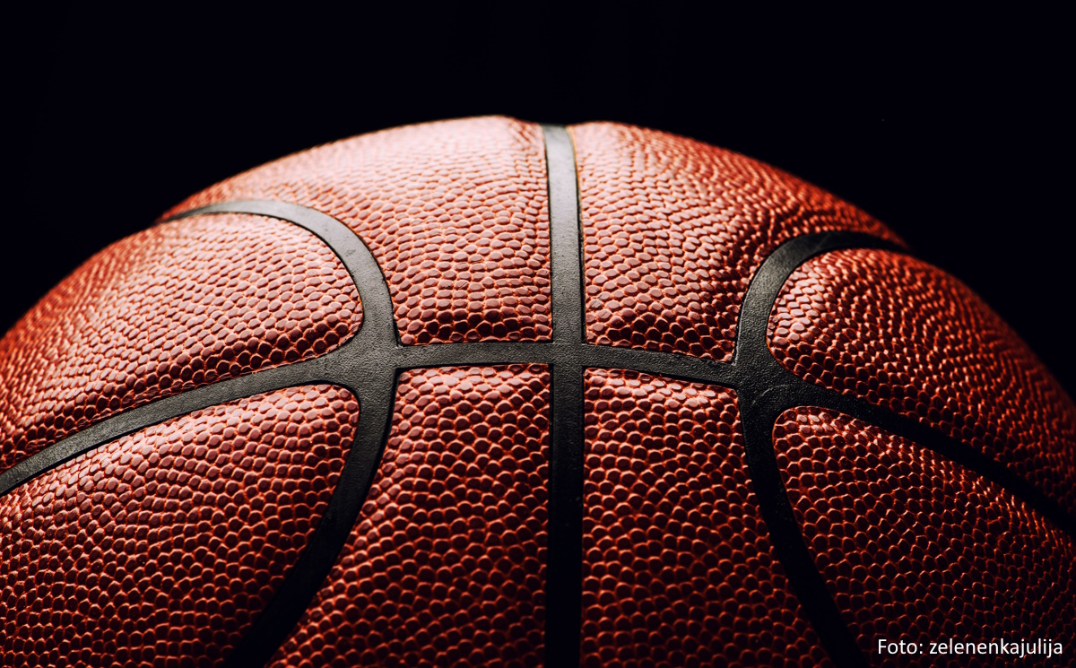 Basketball vor schwarzem Hintergrund