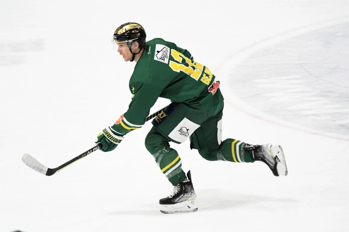 Eishockeyspieler in grüner Wettkampfkleidung auf dem Eis
