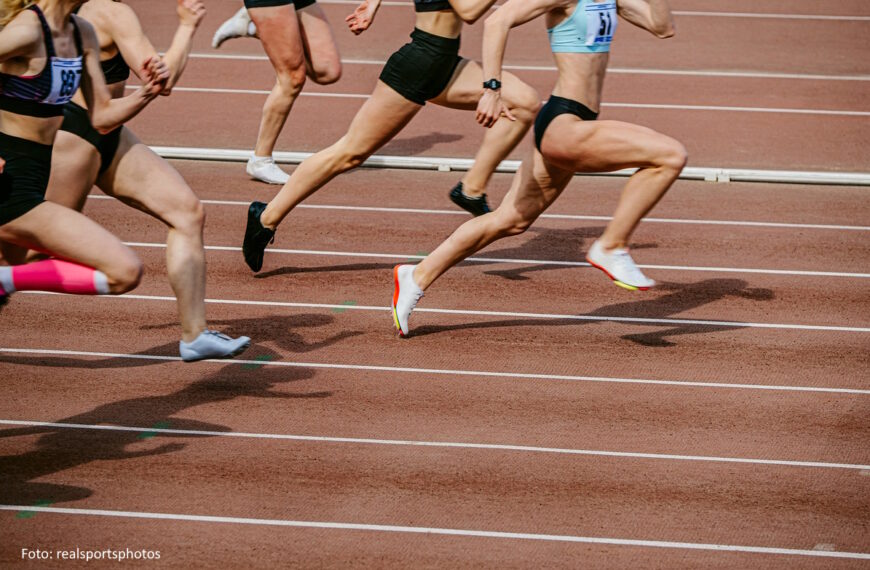Gruppe von Sprinterinnen auf der Tartanbahn. (Die Köpfe sind nicht zu sehen) - Thema Leichtathletik