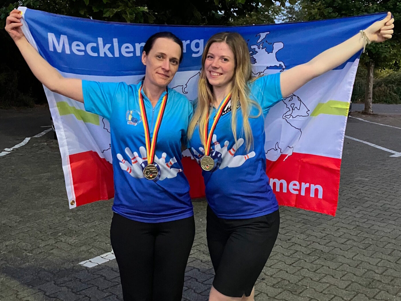 Siegerfoto mit Fahne, links Stefanie Rose rechts Florentine Burmeister.