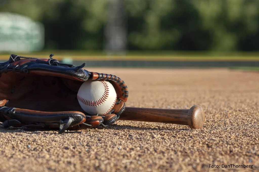 Baseball und Baseballhandschuh