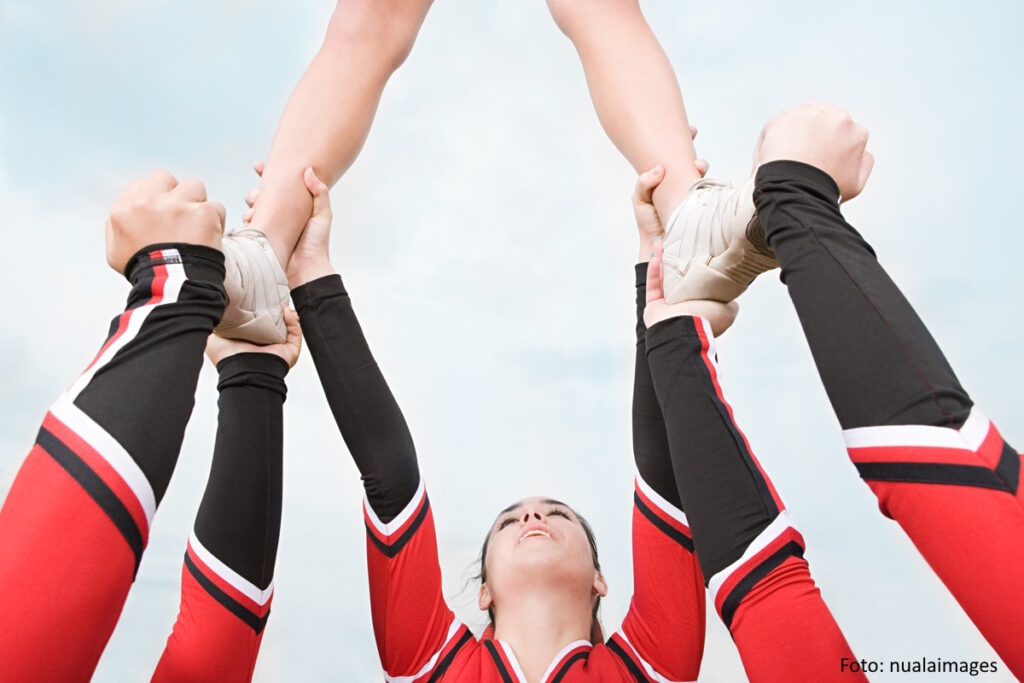 Cheerleading Qauartett bei einem Stunt