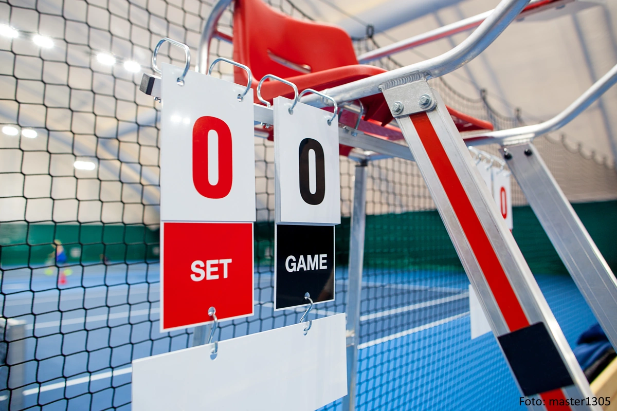 Schiedsstuhl mit Anzeigetafel auf einem Tennisplatz vor dem Spiel.
