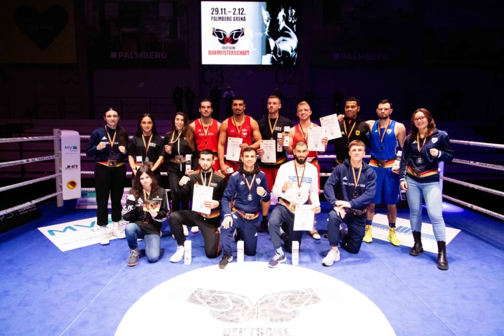 Die Siegerinnen und Sieger der Box-DM 2023 in Schwerin posieren zusammen im Ring