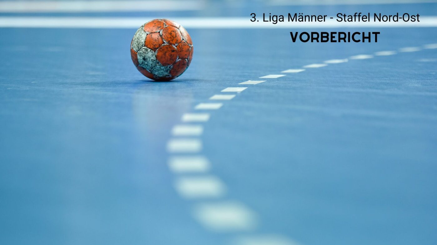 roter Handball auf blauem Hallenboden