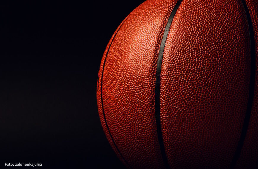 Basketball vor schwarzem Hintergrund