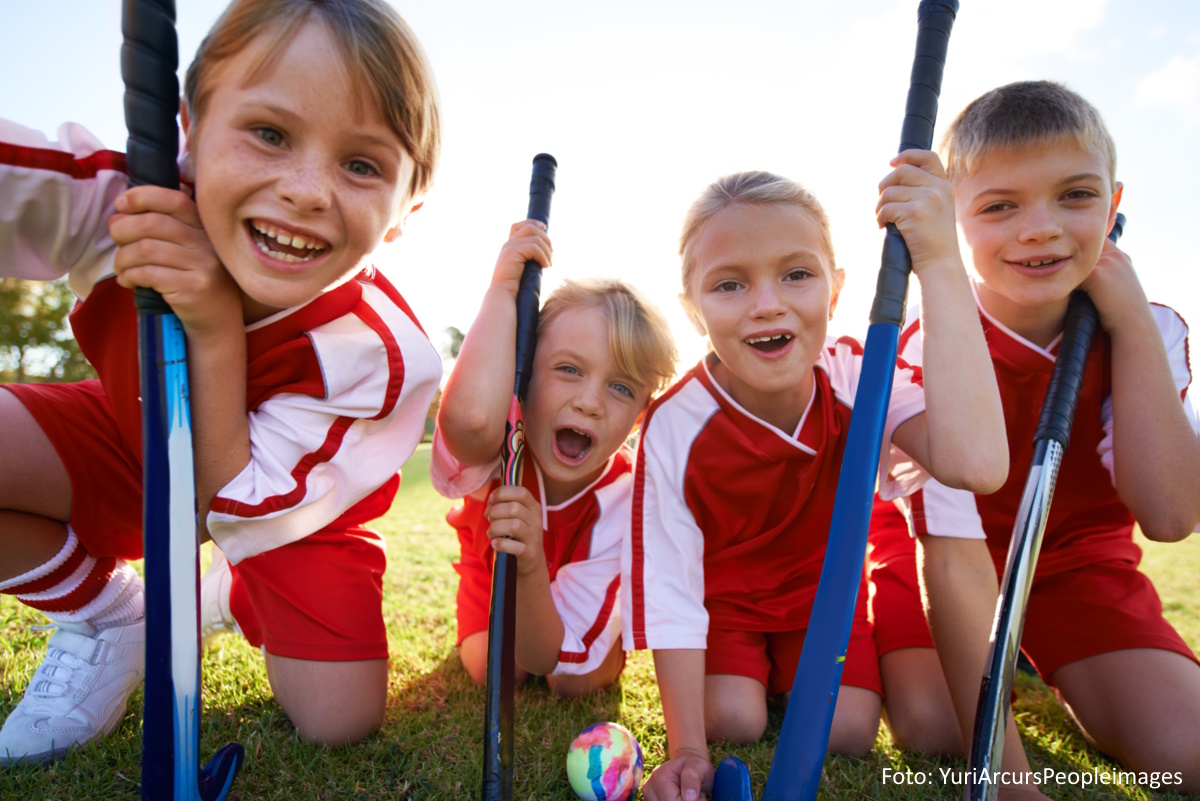 Kinder in roten