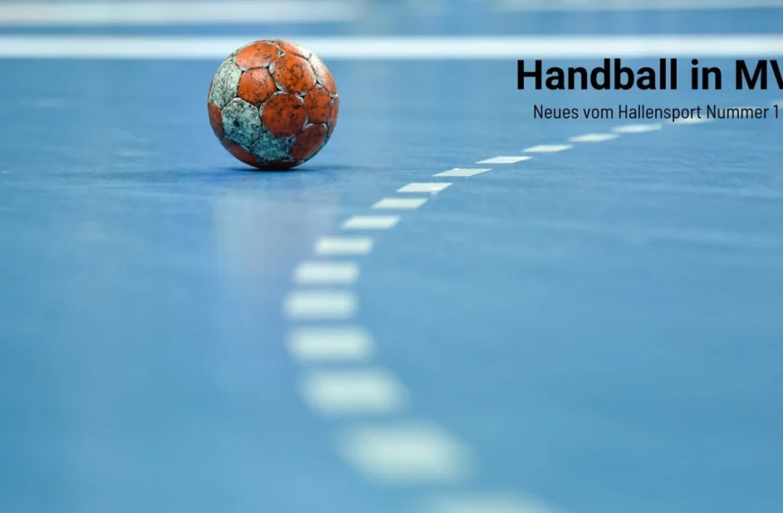 Rot weißer, mit Harz beklebter Handball auf blauem Sporthallenboden