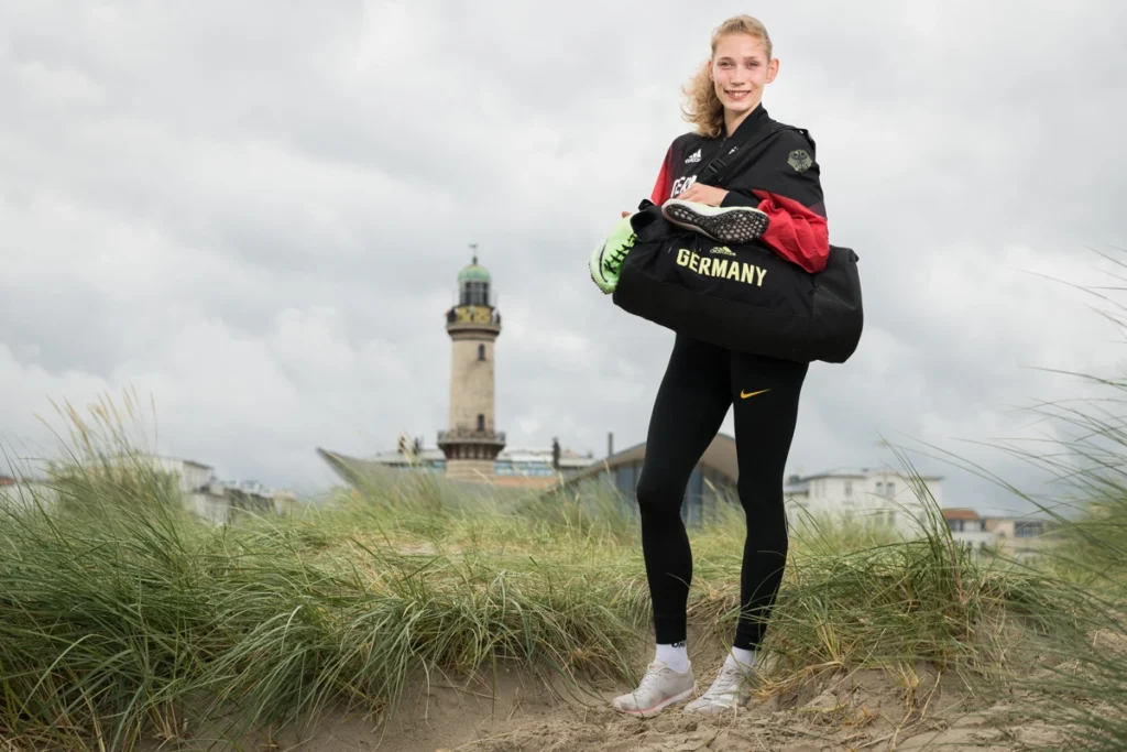 Para Athletin Lindy Ave steht auf einer Düne vor dem Warnemünder Leuchtturm