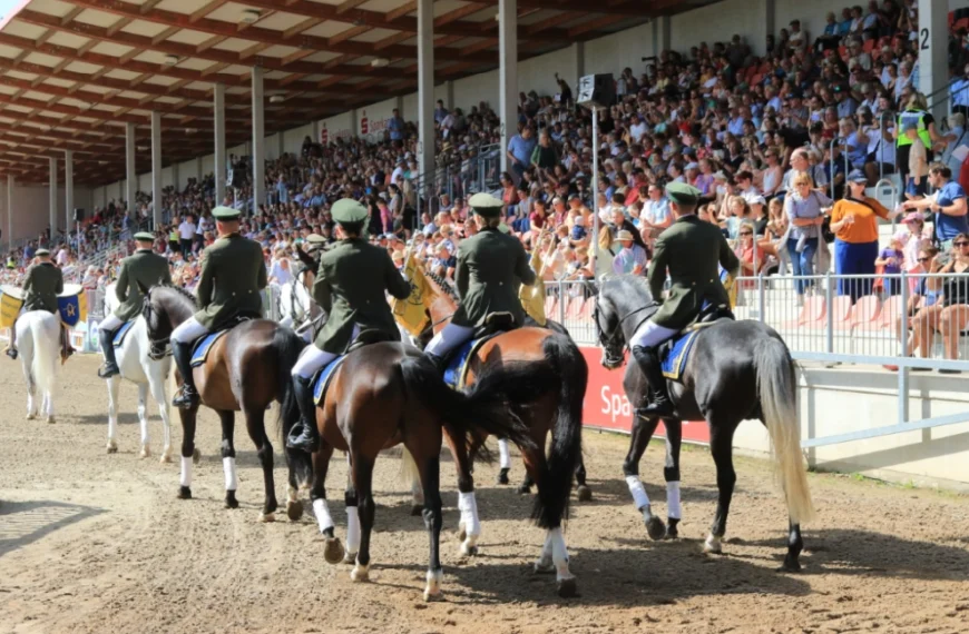 berittener Fanfahrenzug bei den Redefiner Pferdetagen 2024