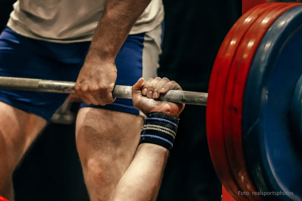 Powerlifter beim Wettkampf im Bankdrücken