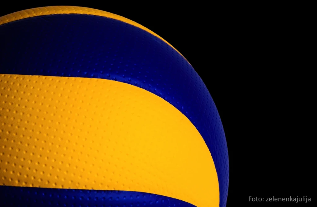 Gelb-blauer Volleyball vor schwarzem Hintergrund