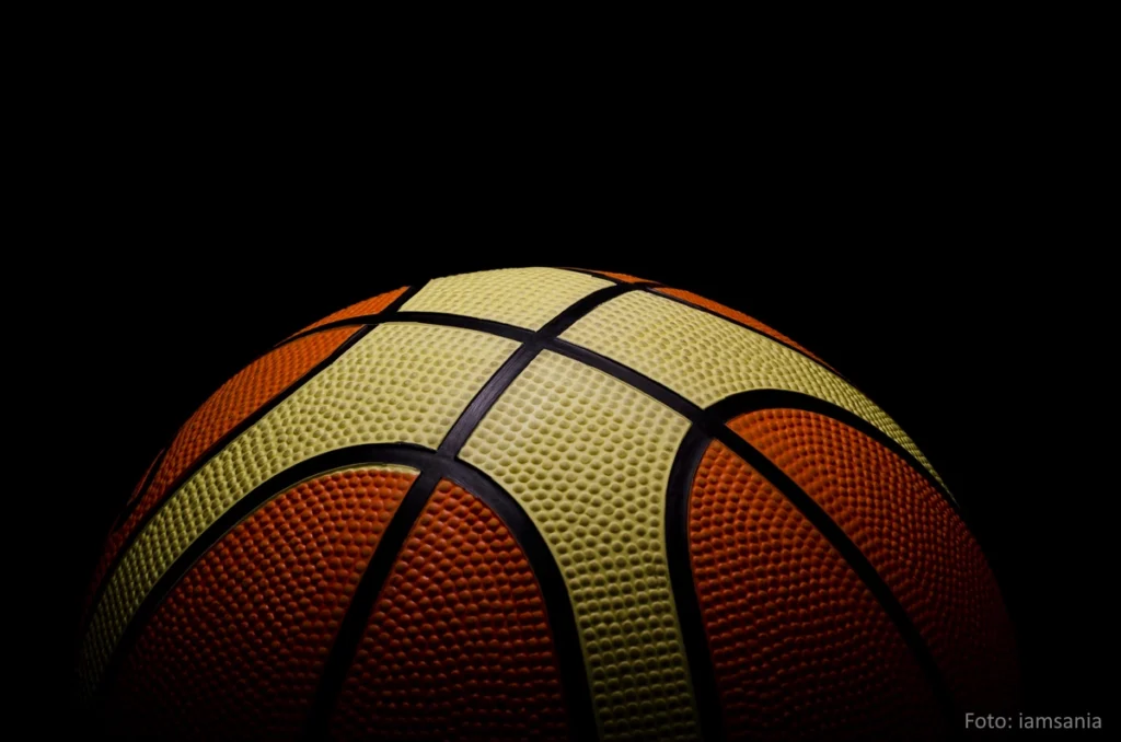 Basketball vor schwarzem Hintergrund