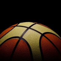 Basketball vor schwarzem Hintergrund