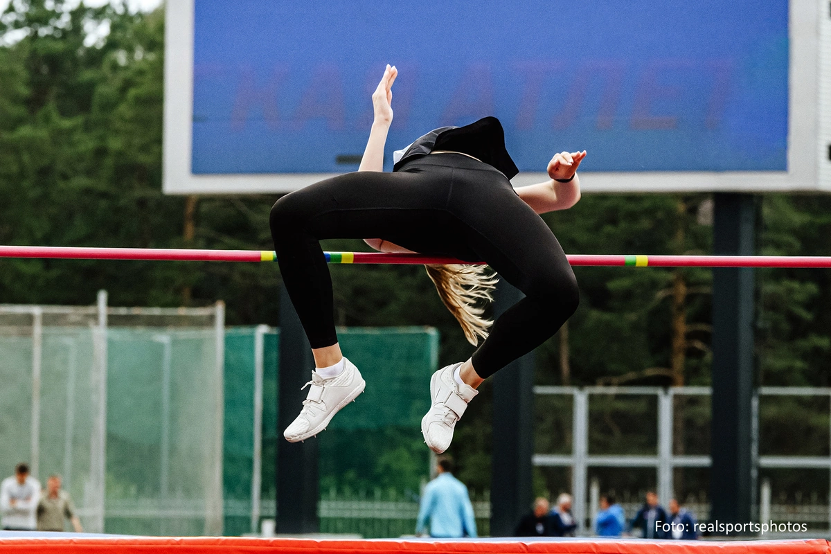 Hochspringerin überquert mit einem Flop die Stange