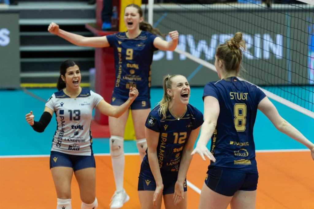 Schwerins Volleyballerinnen freuen sich auf dem Court über den Matchgewinn.