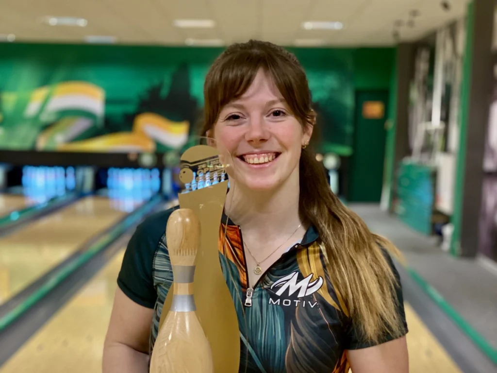 Bowlerin Florentine Burmeister mit Grand-Prix-Pokal