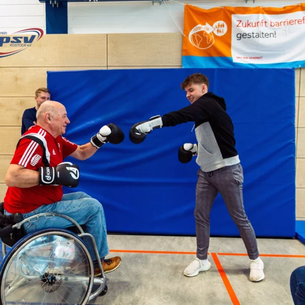 älterer Rollstuhlfahrer versucht sich im Boxsport