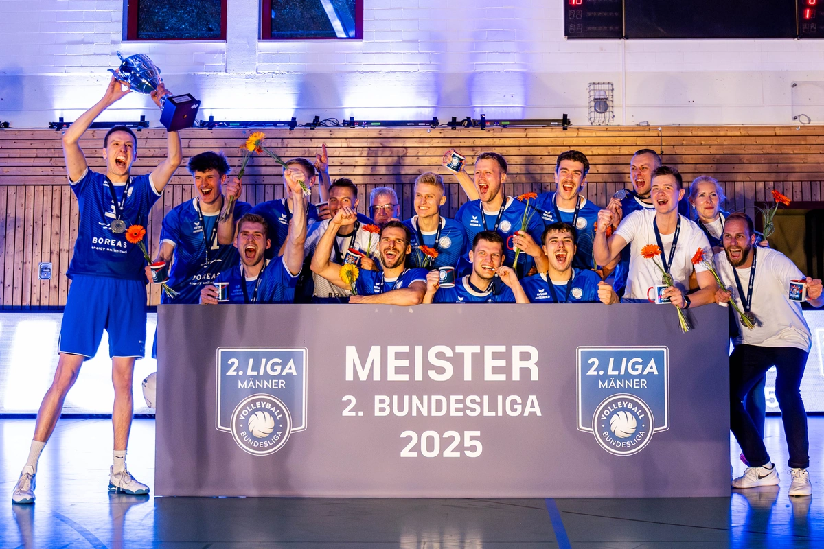 Blue-Volleys-Gotha_bejubeln_Meisterschaft_Sued_c_Christian-Heilwagen