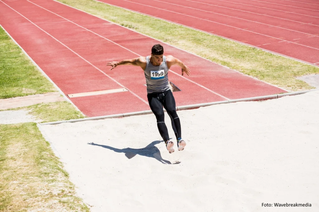 Hobbysportler beim Weitsprung