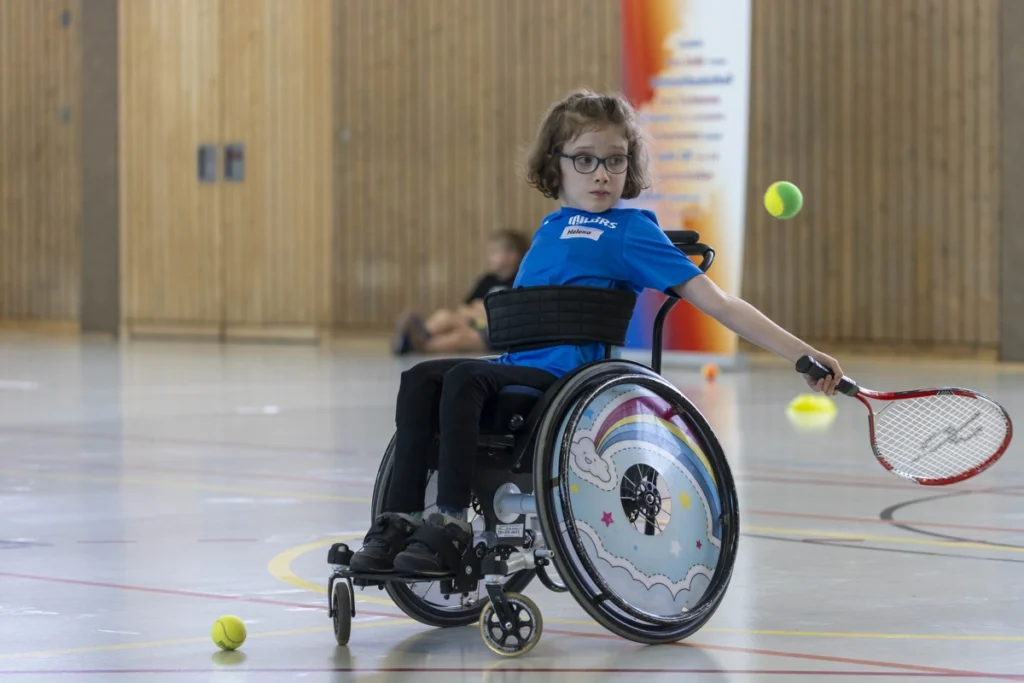 Junge Rolli-Fahrerin spielt Tennis