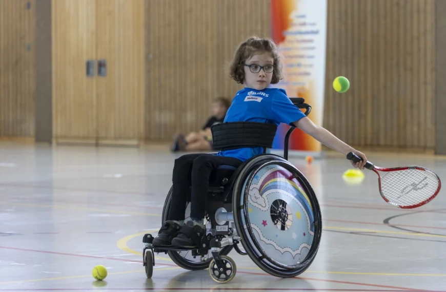 Junge Rolli-Fahrerin spielt Tennis