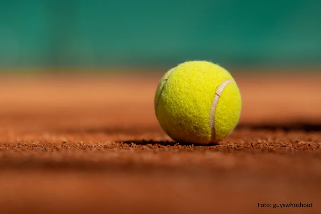 Tennisball auf Sand