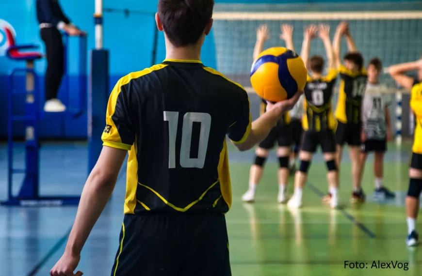 Rückansicht eines Volleyballspielers in schwarz-gelber Sportbekleidung mit der Nummer 10 beim Aufschlag