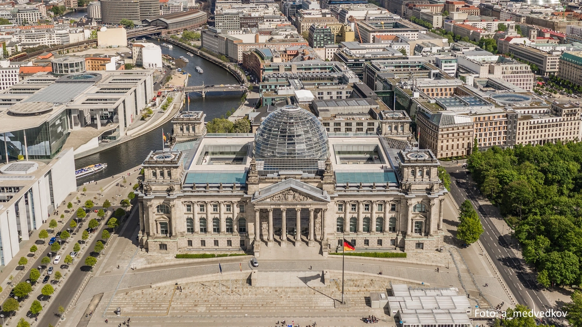 Der Deutsche Bundestag samt Kanzleramt und Regierungsgebäude von oben